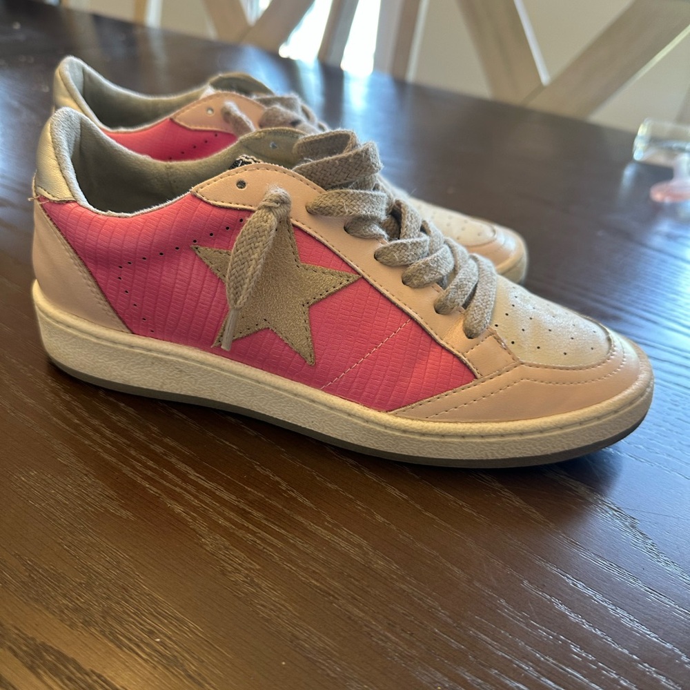 Pink Star Accent Low-Top Sneakers